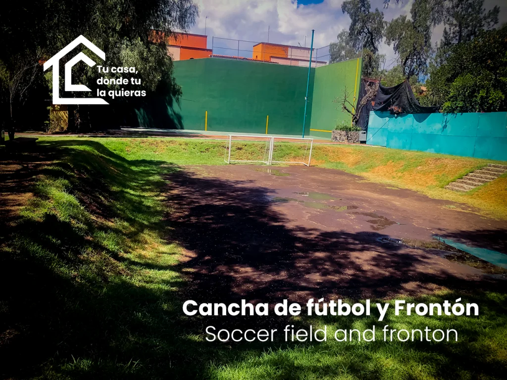 Foto con una cancha de fútbol y cancha de frontón muy grandes